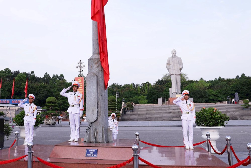 Trang trọng Lễ chào cờ và bay đại kỳ Tổ quốc kỷ niệm 135 năm Ngày sinh Chủ tịch Hồ Chí Minh - ảnh 2