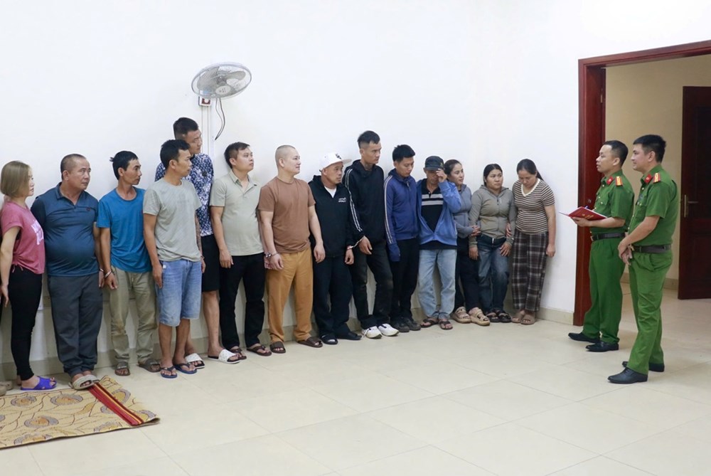 Bắt giữ 17 đối tượng đánh bạc trong rừng sâu - ảnh 1