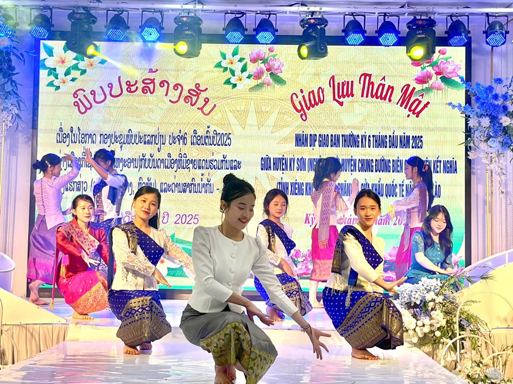 Thắt chặt hợp tác, gắn kết tình hữu nghị Việt - Lào nơi biên giới - ảnh 3