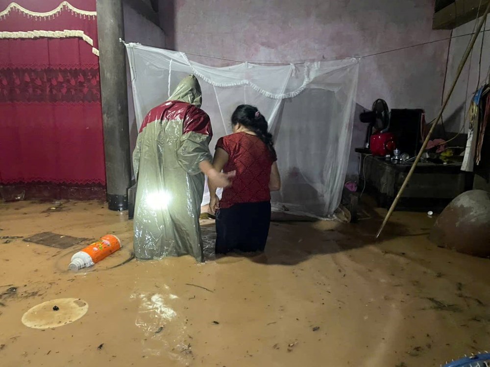 Mưa lớn kéo dài gây lũ, nhiều xã ngập nặng - ảnh 2