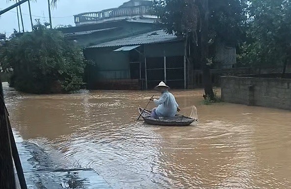 Mưa lớn kéo dài gây lũ, nhiều xã ngập nặng - ảnh 6