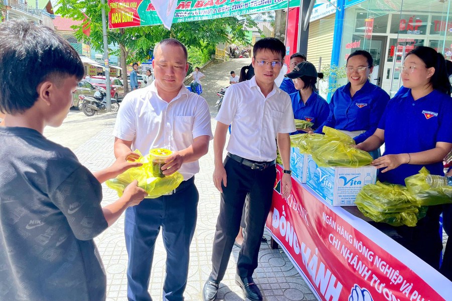 Ấm lòng những suất cơm miễn phí tiếp sức “sĩ tử” - ảnh 1