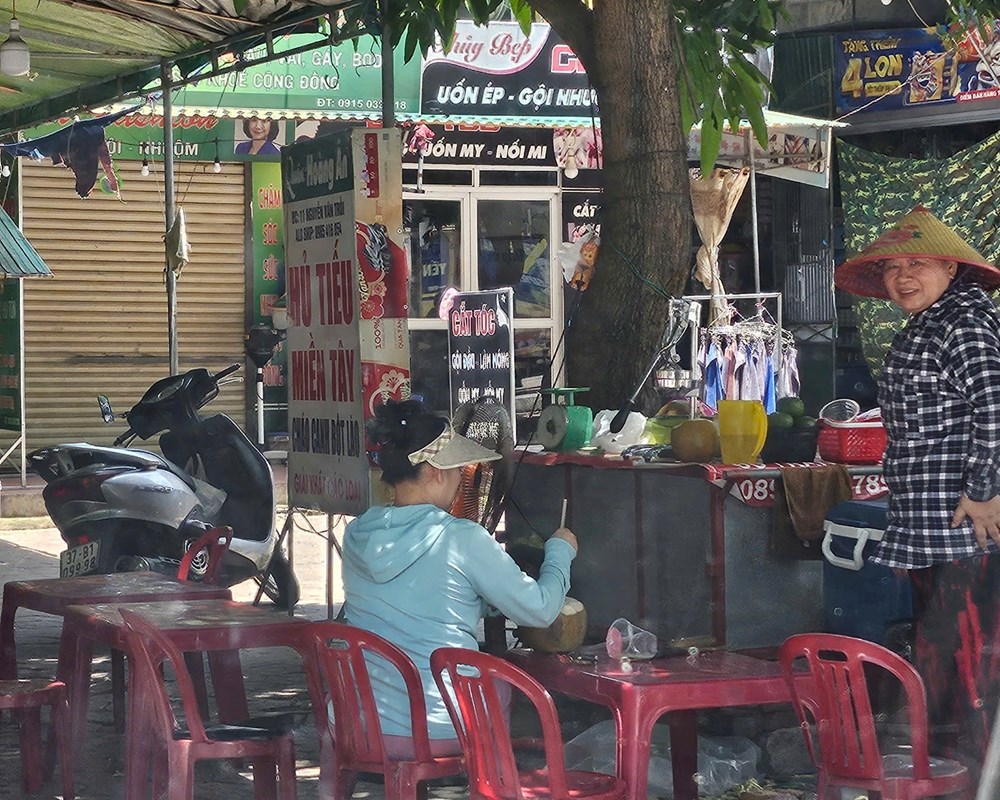 Lao động oằn mình mưu sinh trong “chảo lửa” xứ Nghệ - ảnh 7