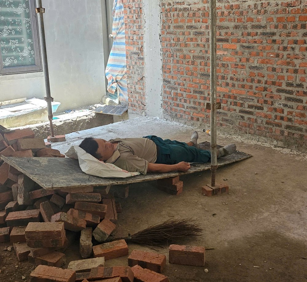 Lao động oằn mình mưu sinh trong “chảo lửa” xứ Nghệ - ảnh 4
