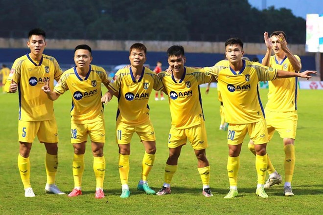 Nhà tài trợ rút lui, SLNA chia tay hai chuyên gia - ảnh 1