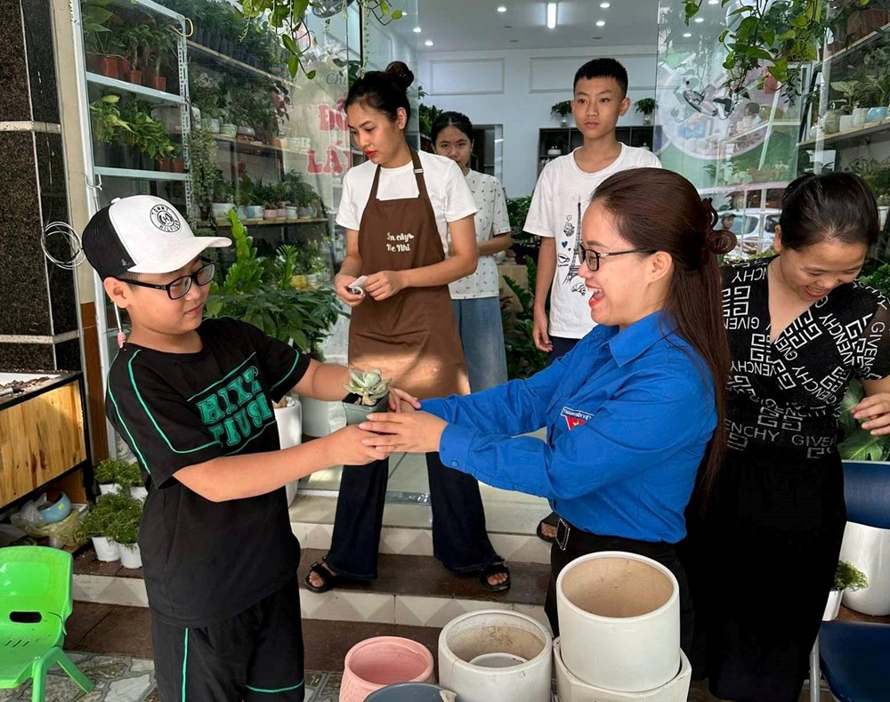 Lan tỏa lối sống đẹp từ “Đổi phế liệu lấy cây xanh” - ảnh 2