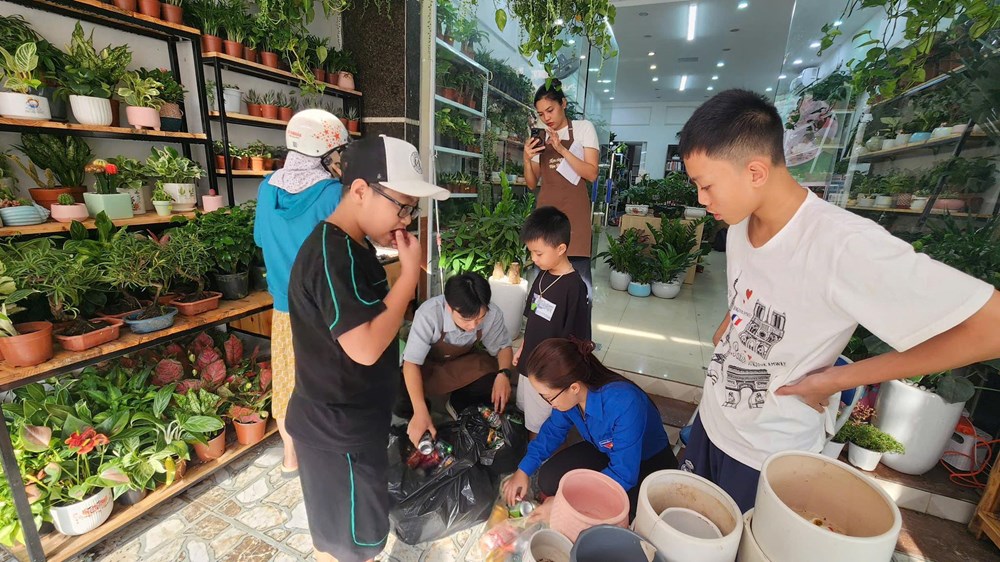 Lan tỏa lối sống đẹp từ “Đổi phế liệu lấy cây xanh” - ảnh 1