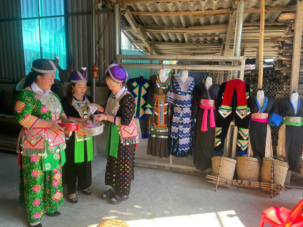 Nghệ nhân người Mông giữ bản sắc thêu Pà Tâu giữa đại ngàn - ảnh 4
