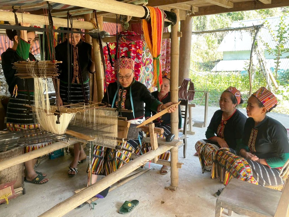 Miệt mài “giữ lửa” cho nghề dệt thổ cẩm miền Tây xứ Nghệ - ảnh 2