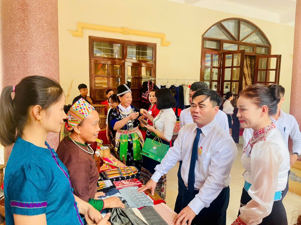 Miệt mài “giữ lửa” cho nghề dệt thổ cẩm miền Tây xứ Nghệ - ảnh 4