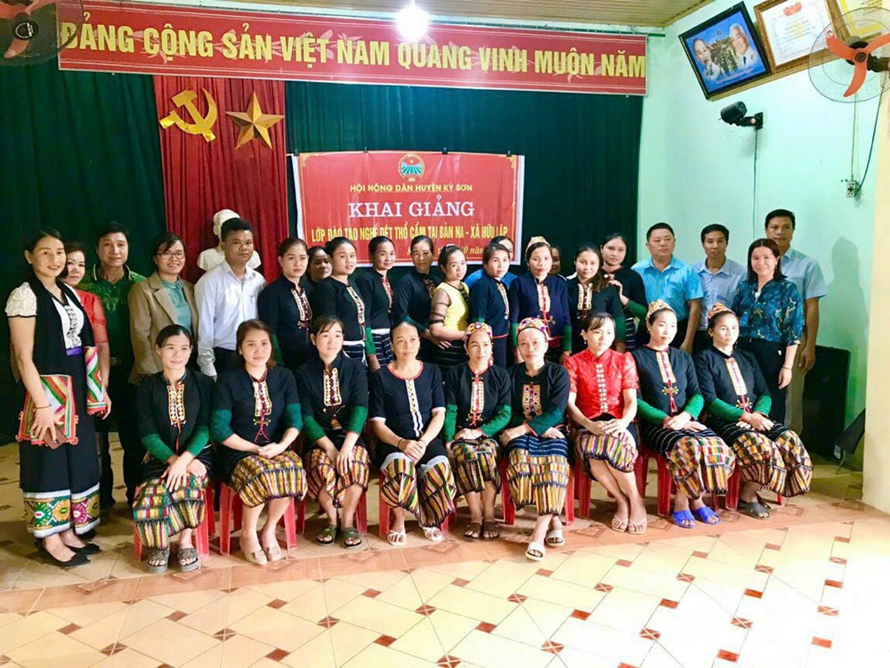 Miệt mài “giữ lửa” cho nghề dệt thổ cẩm miền Tây xứ Nghệ - ảnh 5
