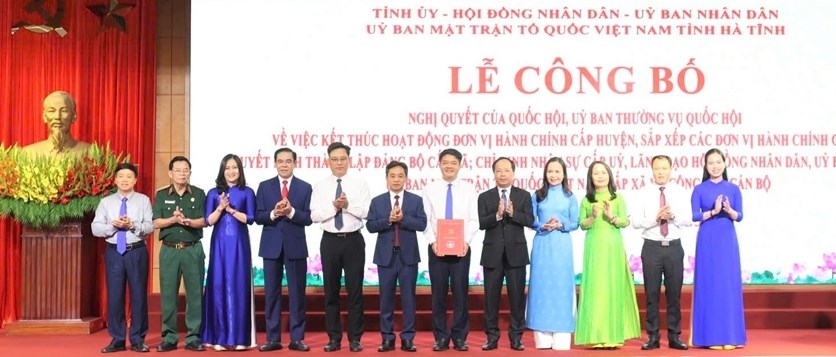 Hà Tĩnh công bố quyết định sắp xếp đơn vị hành chính, kiện toàn nhân sự chính quyền hai cấp - ảnh 3