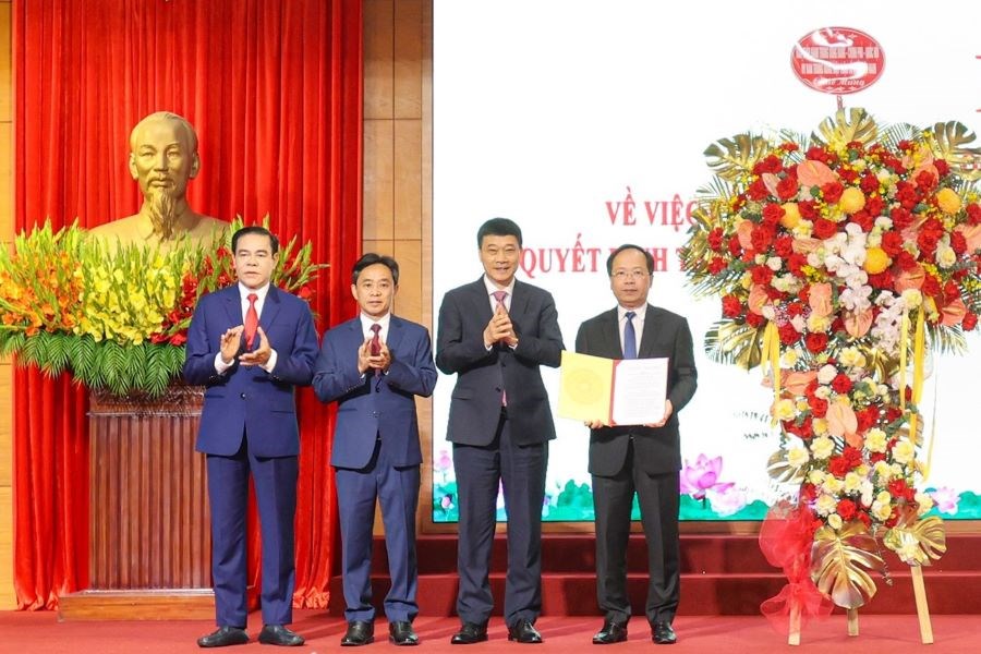 Hà Tĩnh công bố quyết định sắp xếp đơn vị hành chính, kiện toàn nhân sự chính quyền hai cấp - ảnh 1