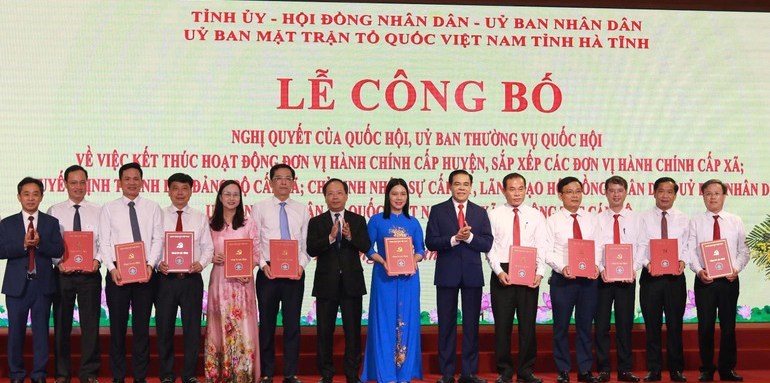 Hà Tĩnh công bố quyết định sắp xếp đơn vị hành chính, kiện toàn nhân sự chính quyền hai cấp - ảnh 2