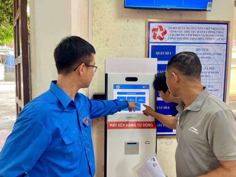 Tuổi trẻ “tiếp sức” hỗ trợ người dân thực hiện dịch vụ hành chính công - ảnh 3