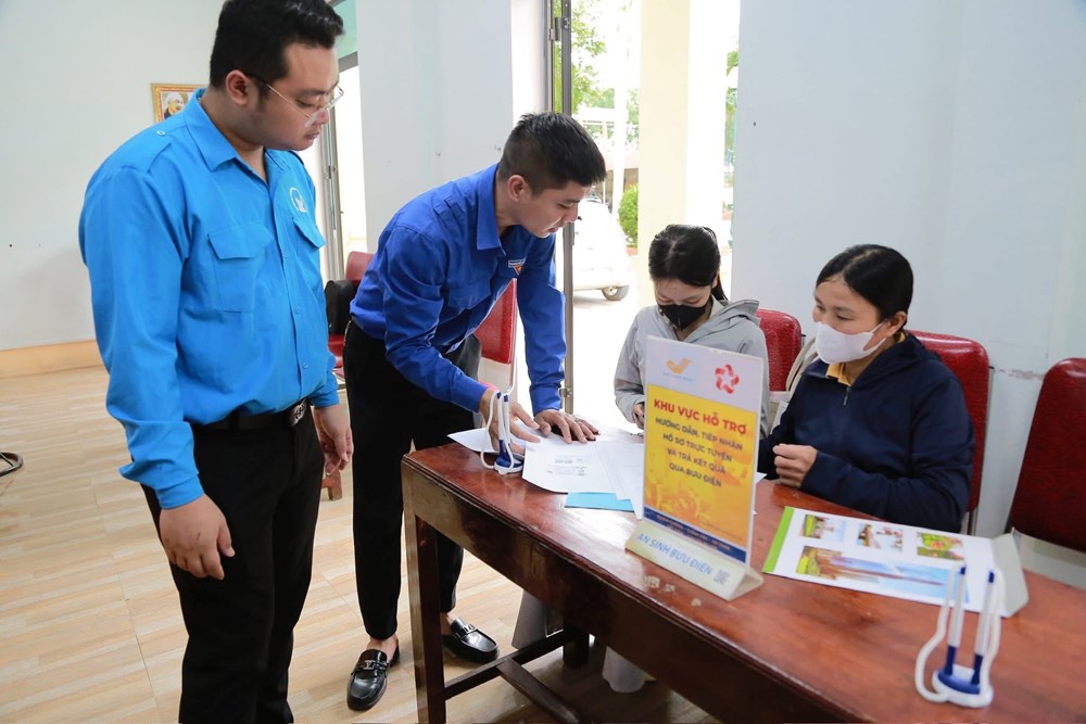 Tuổi trẻ “tiếp sức” hỗ trợ người dân thực hiện dịch vụ hành chính công - ảnh 2