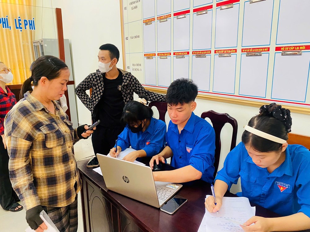 Tuổi trẻ “tiếp sức” hỗ trợ người dân thực hiện dịch vụ hành chính công - ảnh 4