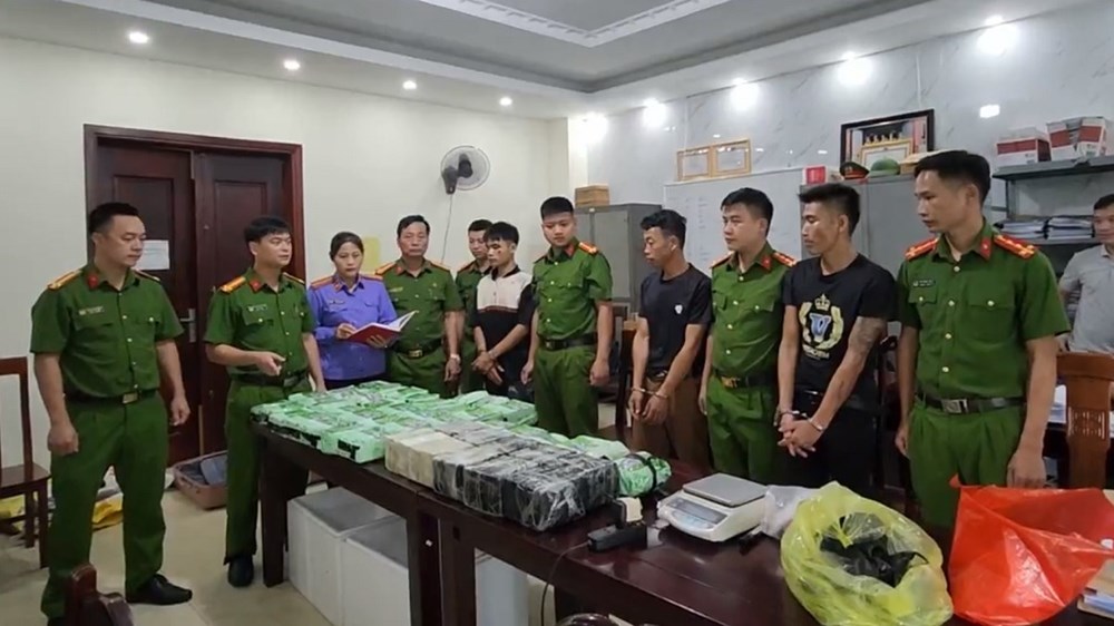Phá đường dây ma túy xuyên quốc gia, thu giữ 60 bánh heroin và 37 kg ma túy đá - ảnh 2