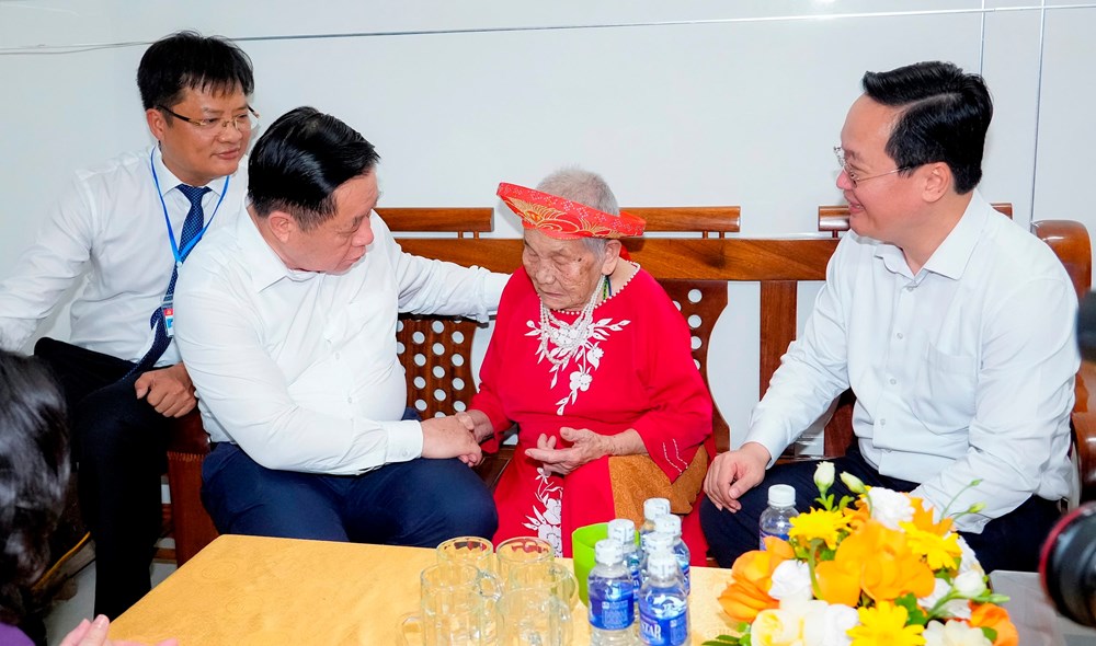 Trưởng Ban Tuyên giáo và Dân vận Trung ương tri ân, tặng quà các thương binh, gia đình chính sách tại Nghệ An - ảnh 2