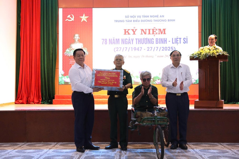 Trưởng Ban Tuyên giáo và Dân vận Trung ương tri ân, tặng quà các thương binh, gia đình chính sách tại Nghệ An - ảnh 1