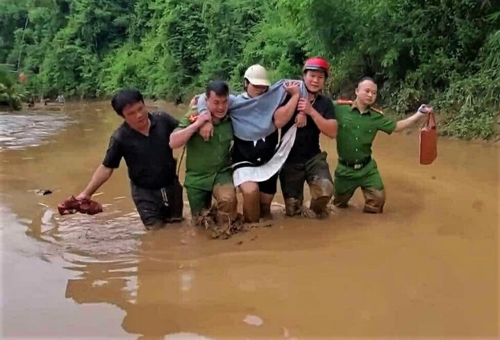Công an đẩy thuyền “vượt lũ” đưa sản phụ đi sinh - ảnh 1