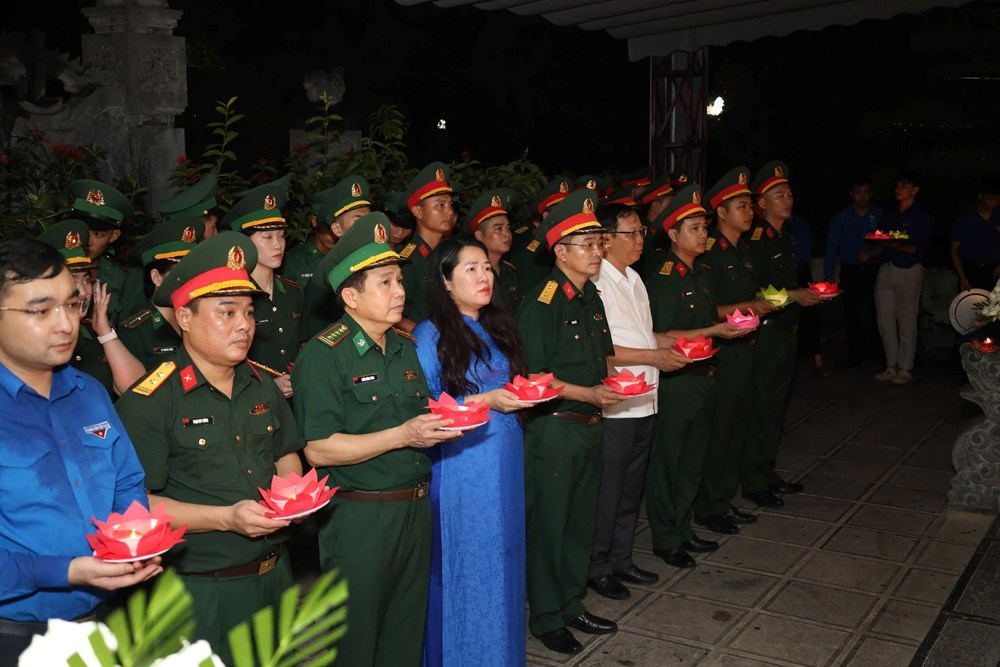Thắp nến tri ân các anh hùng, liệt sĩ tại Khu di tích lịch sử Quốc gia Truông Bồn - ảnh 2