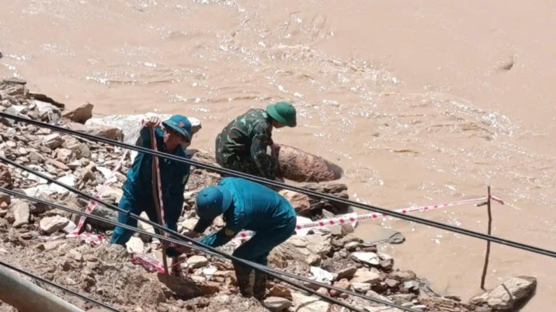 Lũ rút, lộ thiên quả bom nặng 100kg sát Quốc lộ 7 - ảnh 2
