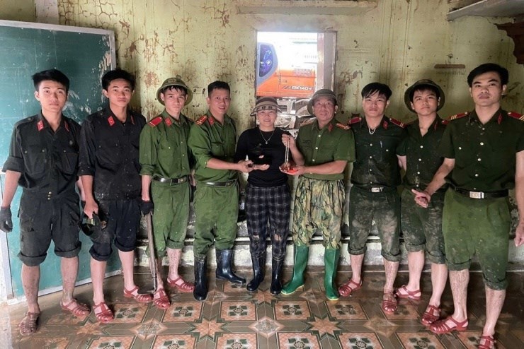 Xúc động nhận lại vàng, điện thoại vùi trong bùn lũ - ảnh 1