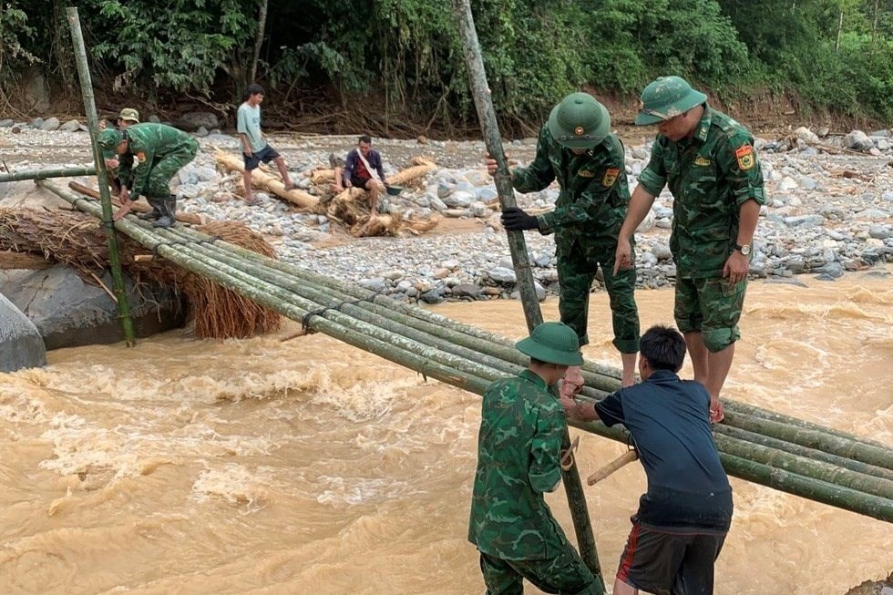 Bộ đội Biên phòng bắc cầu tạm, mở đường cứu trợ người dân vùng lũ - ảnh 2