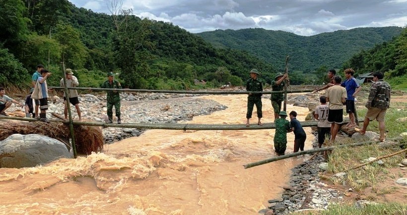Bộ đội Biên phòng bắc cầu tạm, mở đường cứu trợ người dân vùng lũ - ảnh 1