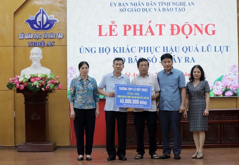 Tựu trường sớm, giáo viên khắc phục lũ đón năm học mới - ảnh 1