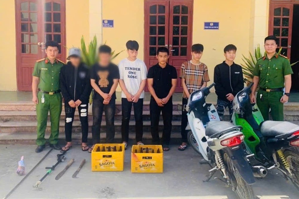 Bắt nhóm “quái xế” mang hung khí, ném vỏ bia vào nhà dân trong đêm - ảnh 1