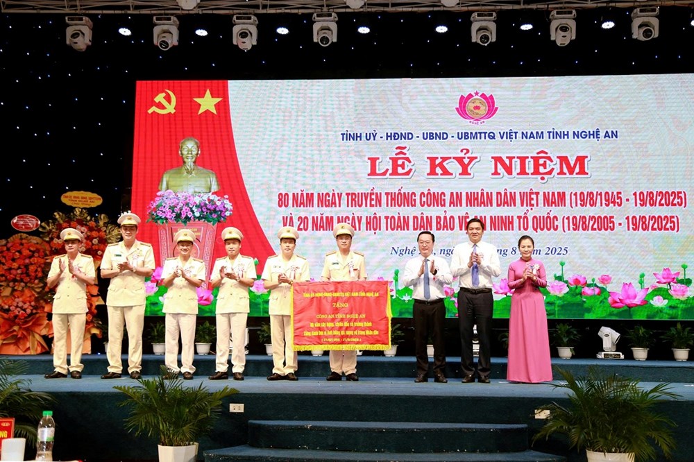 Nghệ An kỷ niệm 80 năm ngày truyền thống Công an nhân dân - ảnh 1