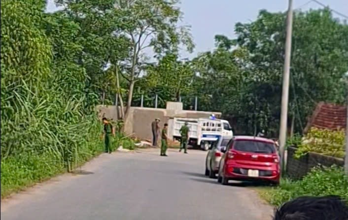 Bàn giao 2 thi thể phát hiện dưới mương nước cho gia đình - ảnh 1