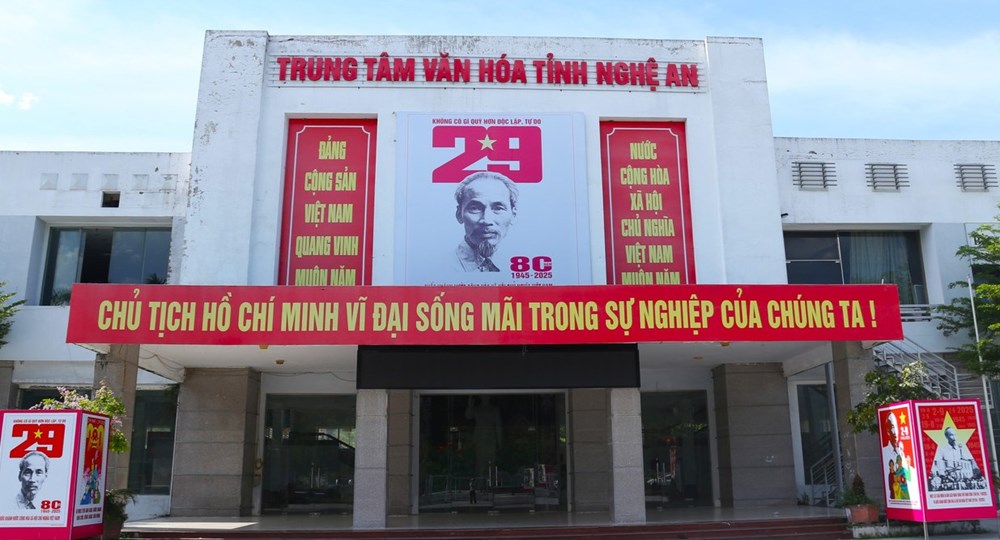Rực rỡ sắc cờ hoa chào mừng Tết Độc lập - ảnh 1