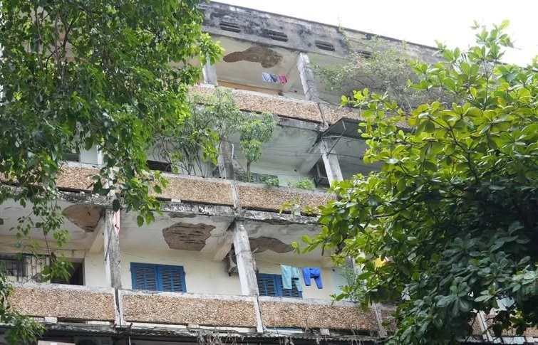Di dời hơn 1.300 cư dân khỏi chung cư cũ để tránh bão số 5 - ảnh 1