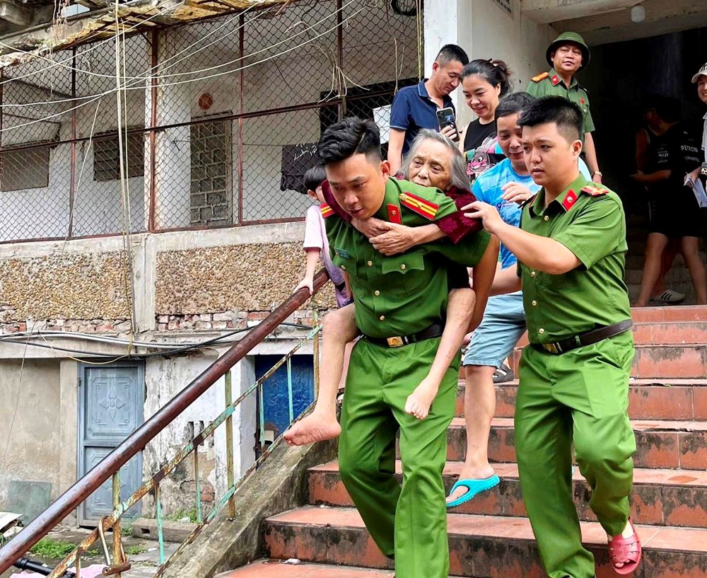 Di dời hơn 1.300 cư dân khỏi chung cư cũ để tránh bão số 5 - ảnh 3