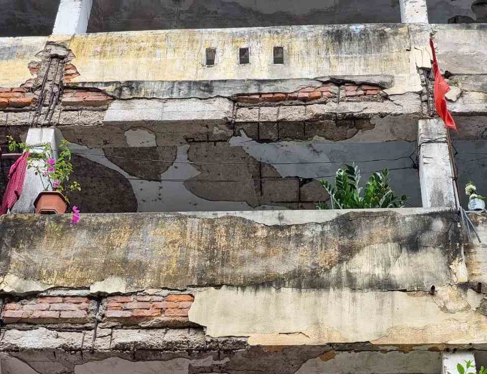 Di dời hơn 1.300 cư dân khỏi chung cư cũ để tránh bão số 5 - ảnh 2