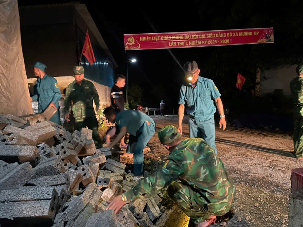 Người dân xã biên giới di dời khẩn trong đêm tránh bão số 5 - ảnh 6
