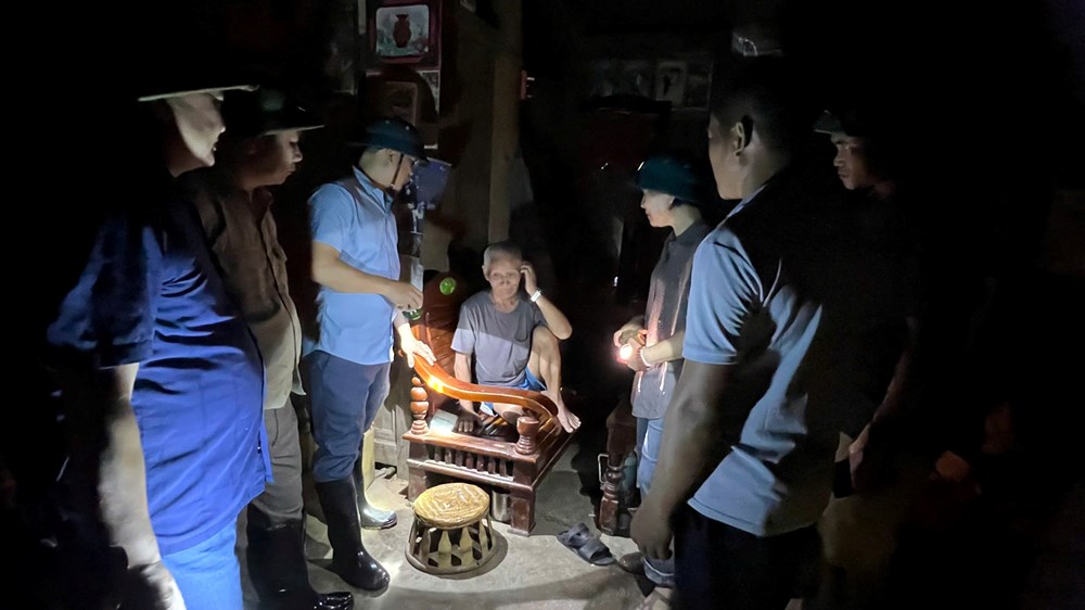 Người dân xã biên giới di dời khẩn trong đêm tránh bão số 5 - ảnh 5