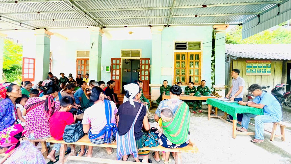 Người dân xã biên giới di dời khẩn trong đêm tránh bão số 5 - ảnh 4