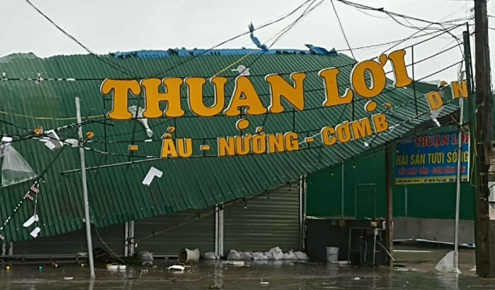 Bão số 5 quét vào Nghệ An, hàng loạt cây xanh gãy đổ, nhiều công trình hư hại - ảnh 4
