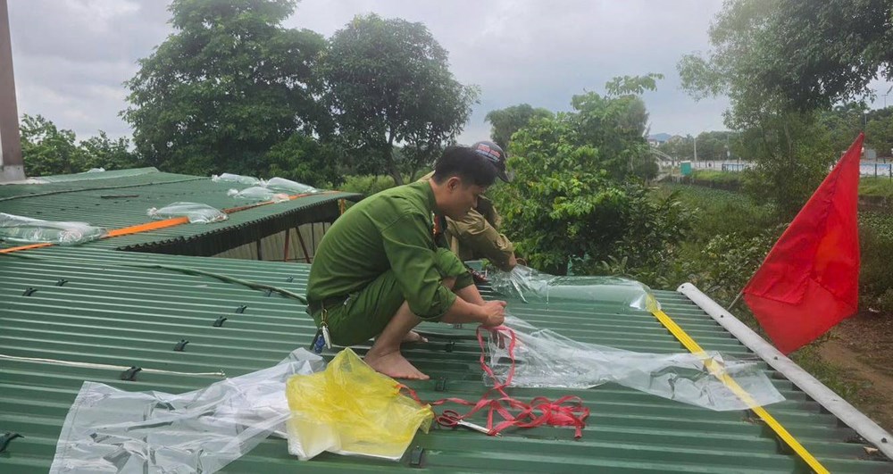 Người dân ven biển chằng chống nhà cửa sẵn sàng ứng phó bão số 5 - ảnh 3