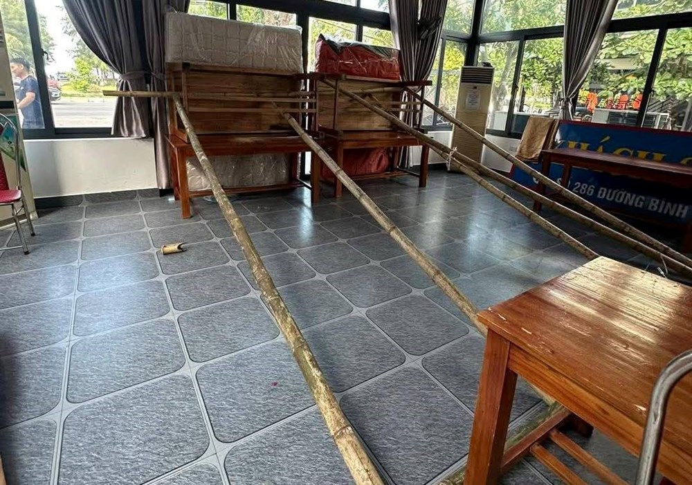 Người dân ven biển chằng chống nhà cửa sẵn sàng ứng phó bão số 5 - ảnh 5
