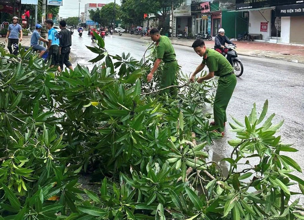 Người dân ven biển chằng chống nhà cửa sẵn sàng ứng phó bão số 5 - ảnh 6