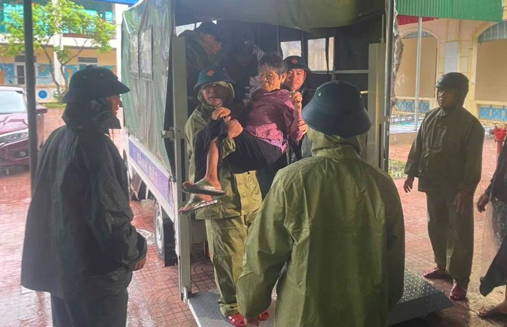 Người dân ven biển chằng chống nhà cửa sẵn sàng ứng phó bão số 5 - ảnh 2