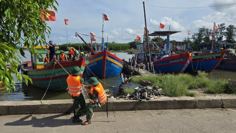 Người dân ven biển chằng chống nhà cửa sẵn sàng ứng phó bão số 5 - ảnh 7