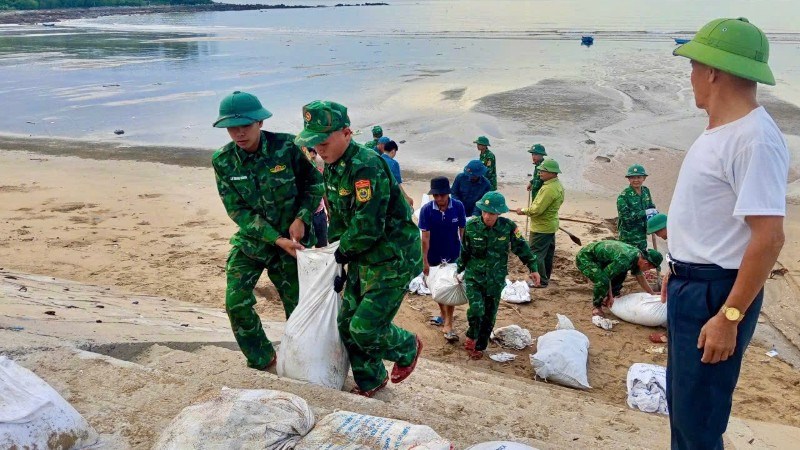 Người dân ven biển chằng chống nhà cửa sẵn sàng ứng phó bão số 5 - ảnh 8