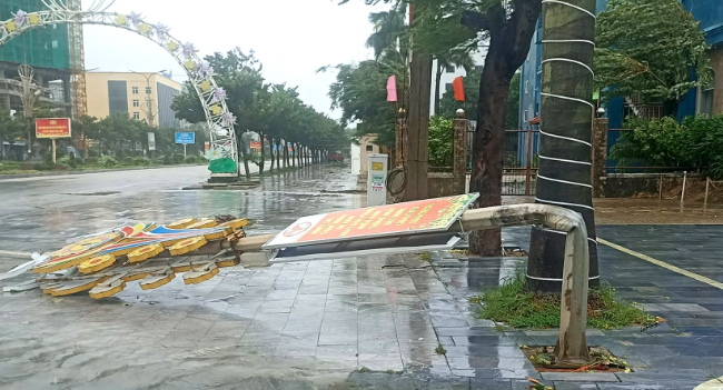 Bão số 5 quét vào Nghệ An, hàng loạt cây xanh gãy đổ, nhiều công trình hư hại - ảnh 3