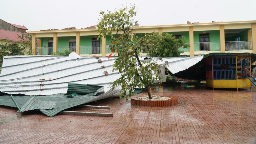 Đón học sinh tựu trường, nhiều trường học “căng mình” khắc phục sau bão số 5 - ảnh 5